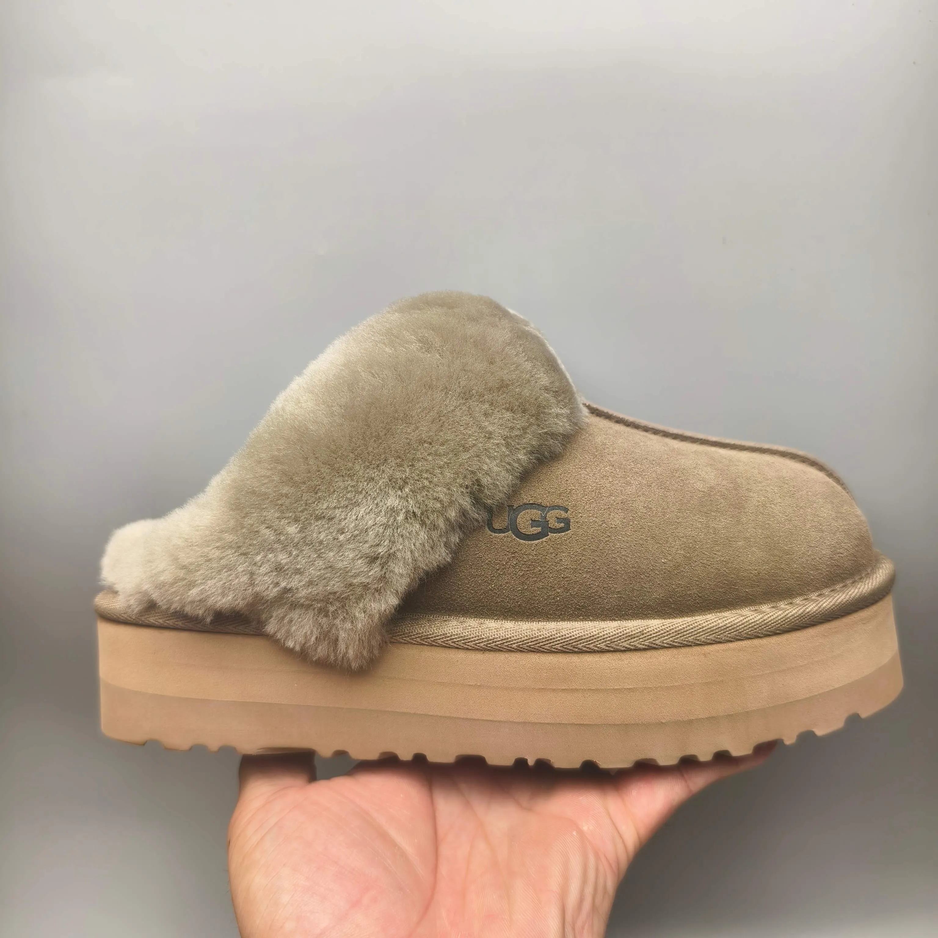 💰440 UGG sheepskin all-in-one snow boots 2550 🔥Thick-soled wool slippers (star slippers plus version) are comfortable and can be worn at home. Wool slippers can be worn outside. Split cow upper, Longfeng moccasin wool lining. The original three-layer combination outsole is light and comfortable on the foot. Only the top version is made. The oil edge craftsmanship is exquisite! Color: maroon gray sand antelope brown black code number: 35-41